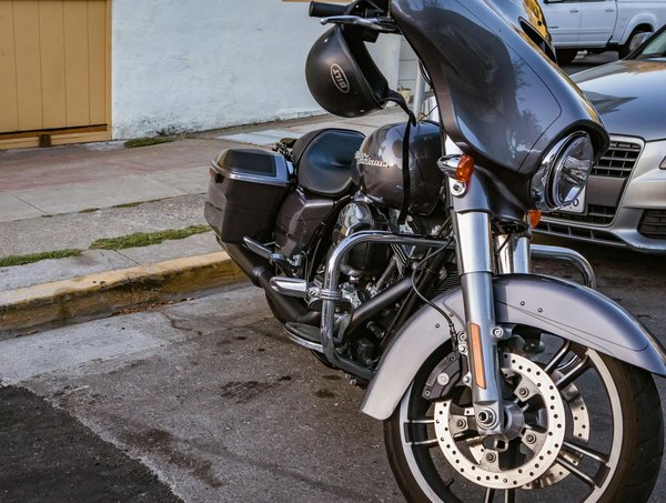 Quels sont les avantages d'un embrayage à glissement limité pour les motos de compétition ?